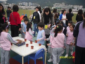 老师和宝宝一起上手工制作课—香港创价幼稚园